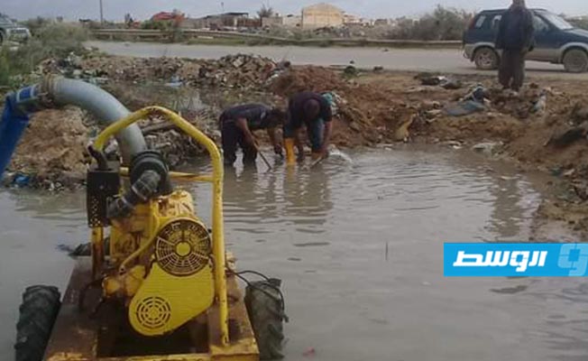 من أعمال إزالة آثار الأمطار في بنغازي.. (الشركة العامة للمياه والصرف الصحي)