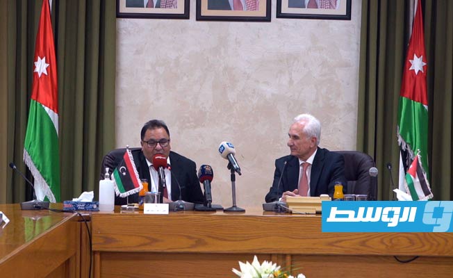 القيب ونظيره الأردني أثناء التوقيع على البرنامج التنفيذي لاتفاقية التعاون في مجال البحث العلمي والتعليم العالي. (بوابة الوسط)