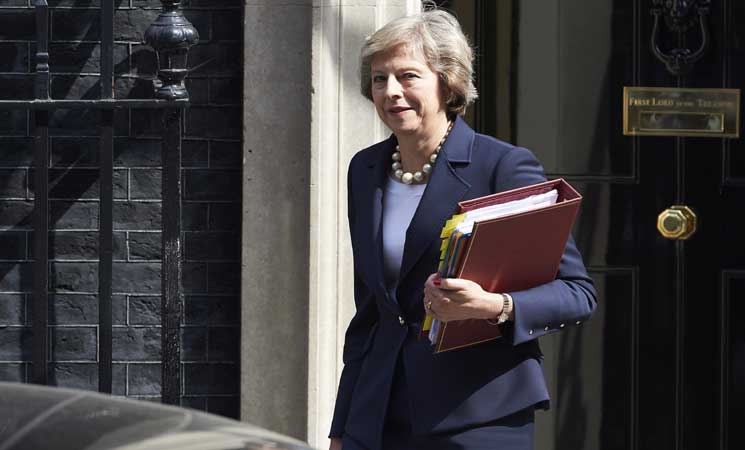 رئيسة الوزراء البريطانية تدعو لاجتماع طارئ لحكومتها حول سورية