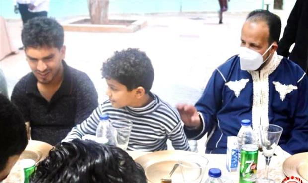 الزناتي يشارك في مائدة إفطار بدار الرعاية في بنغازي، 17 أبريل 2021. (وزارة الصحة)