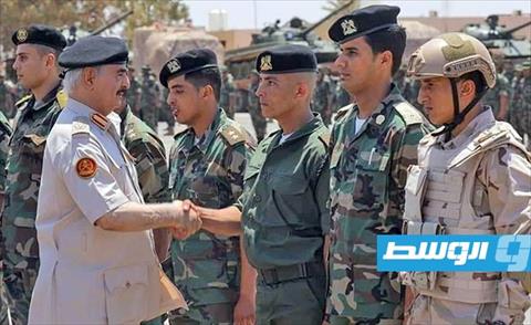 بالصور.. المشير حفتر يجري جولة تفقدية لمعسكرات القوات المسلحة في بنغازي
