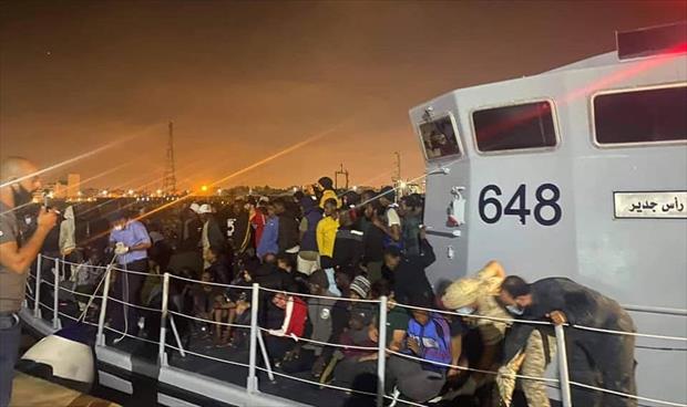 إنقاذ 338 مهاجرا أفريقيا كانوا على متن 5 قوارب في طريقهم إلى أوروبا