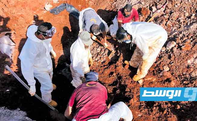 عملية استخراج 38 رفات متوفى وكيس أشلاء من مقبرة الظهر الحمر لتنظيم دفنها، الخميس 2 نوفمبر 2023. (مركز طب الطوارئ والدعم)