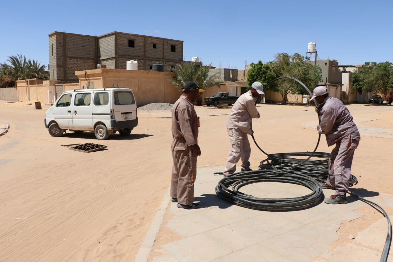 فرق فنية تباشر أعمال الصيانة لشبكة الهواتف الأرضية في سمنو