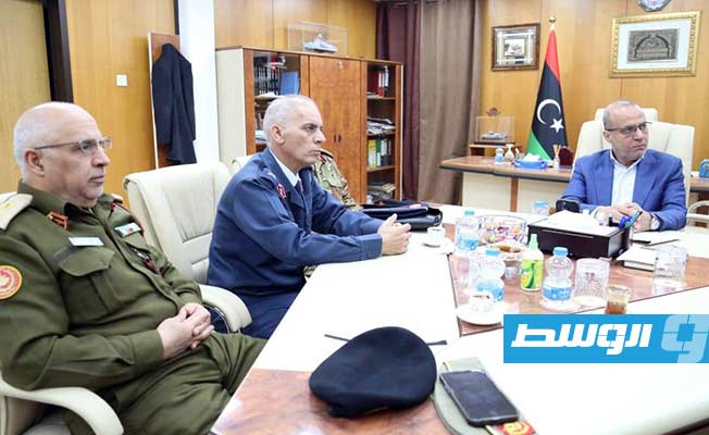 نائب رئيس المجلس الرئاسي، عبد الله اللافي، يجتمع مع أعضاء اللجنة العسكرية المشتركة «5+5». (صفحة المجلس على فيسبوك)