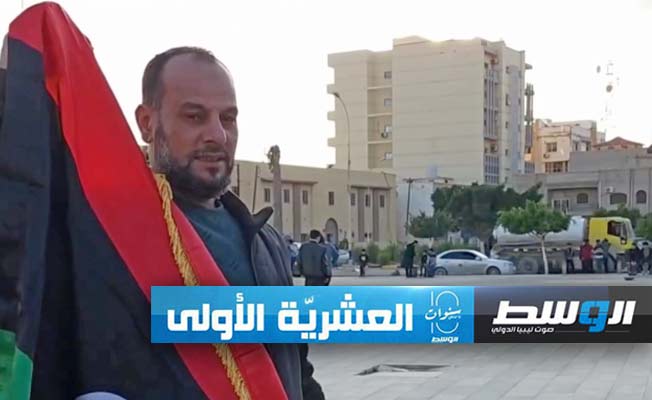 مواطن يحمل علم ليبيا خلال الاحتفال بذكرى ثورة 17 فبراير في طبرق، السبت 17 فبراير 2024 (لقطة مثبتة من الفيديو: قناة الوسط)