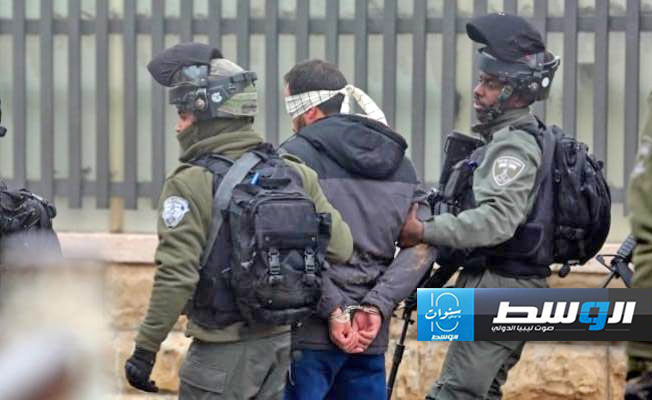 قوات الاحتلال تعتقل 12 فلسطينيا في الضفة بينهم أسرى سابقون