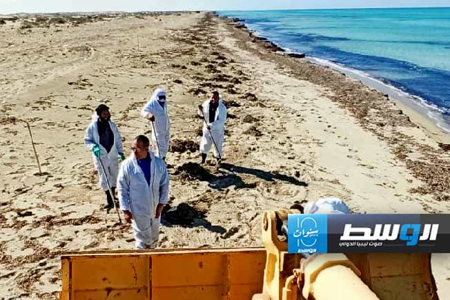 إزالة بقع زيتية على شاطئ الزويتينة، 26 فبراير 2024. (شركة الزويتينة للنفط)