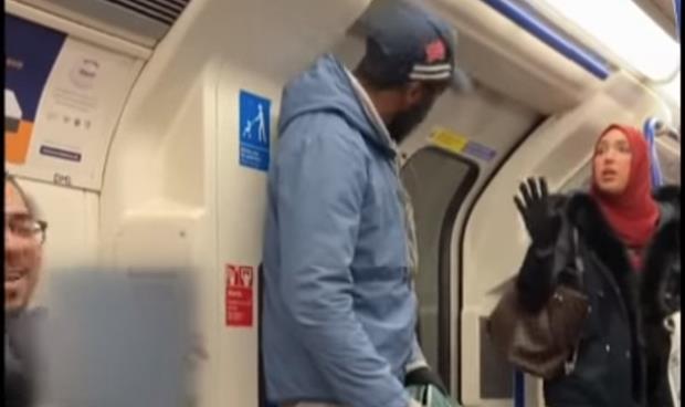 حدث في «مترو لندن».. سيدة ليبية تتصدى لجريمة كراهية ضد أسرة يهودية
