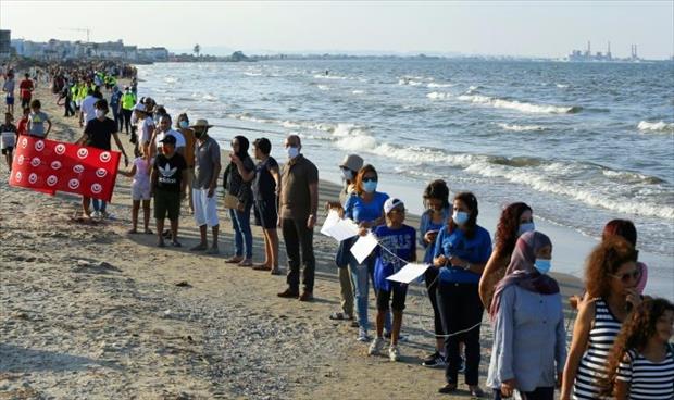 «سلسلة بشرية في تونس» رفضا للتلوث البحري جنوب العاصمة