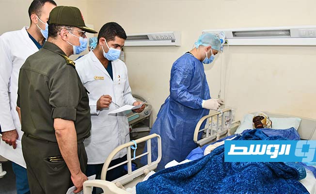 أحد مصابي حادث بنت بية لدى وصوله مستشفى القوات المسلحة بالحلمية في القاهرة، الأربعاء 3 أغسطس 2022. (الناطق باسم القوات المسلحة المصرية)