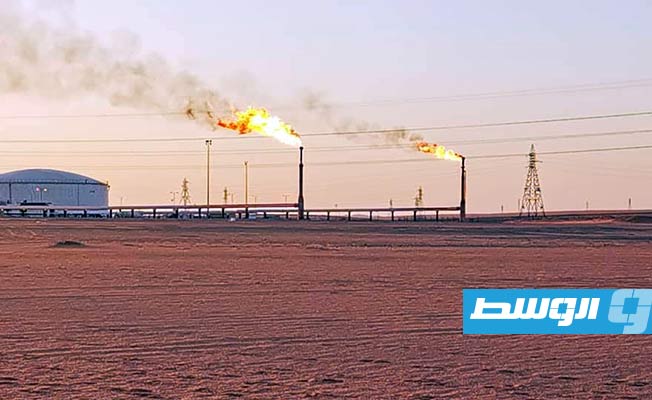 إشعال شعلات حقل الشرارة النفطي إيذانا باستئناف إنتاج الخام. (شركة أكاكوس للعمليات النفطية)