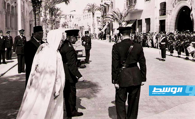 مع الملك ادريس مغادرا لمجلس الأمه عندما، الذي كان مقابل شارع محمد موسي، وهدم بعد سقوط الملكية.