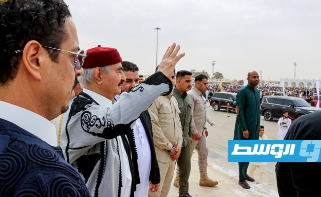 حفتر يشارك شباب بنغازي في الاحتفال بعيد الفطر المبارك، الجمعة، 21 أبريل 2023 (صفحة قوات القيادة العامة على فيسبوك)