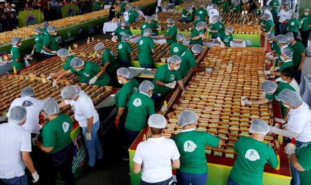 المكسيك تدخل «غينيس» بأطول سلسلة من ساندوتشات النقانق