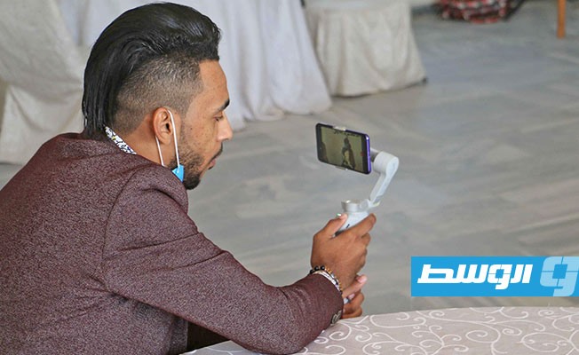أحد الشباب المشاركين في جلسات الملتقى الإعلامي الأول في غات. (بوابة الوسط)