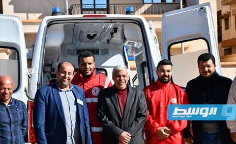 مؤسسة النفط تسلم سيارة إسعاف للهلال الأحمر في بنغازي