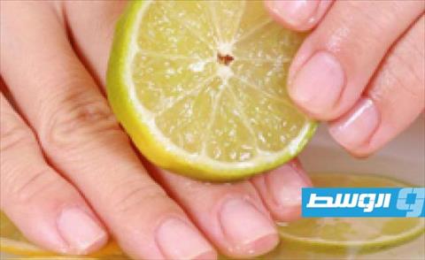 الليمون وجوز الهند للتخلص من اصفرار الأظافر