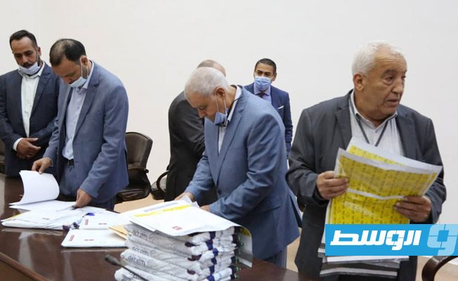عدد من مسؤولي وزارة التعليم بحكومة الوفاق يتابعون توزيع أسئلة امتحانات طلاب الشهادة الثانوية. (الوزارة)