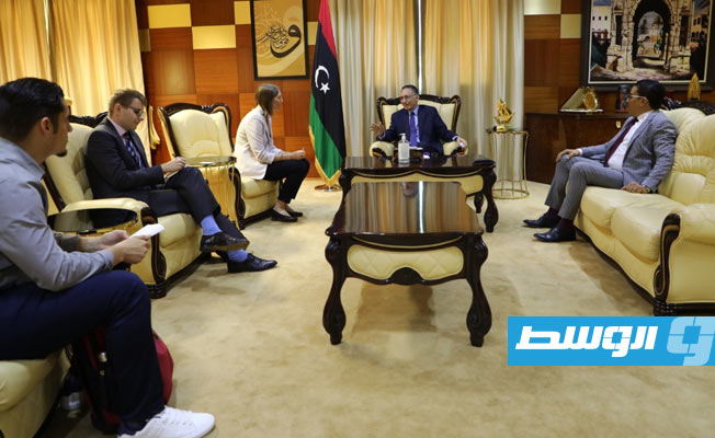 لقاء الحويج مع نائبة السفيرة البريطانية لدى ليبيا والمحلق التجاري بالسفارة، الأحد 16 أكتوبر 2022. (وزارة الاقتصادي والتجارة)