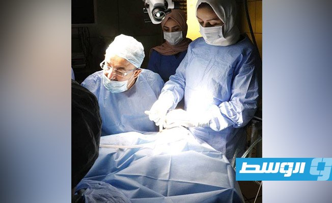 الطاقم الطبي خلال إجراء عملية «زراعة قوقعة» بمركز بنغازي الطبي. (الإنترنت)