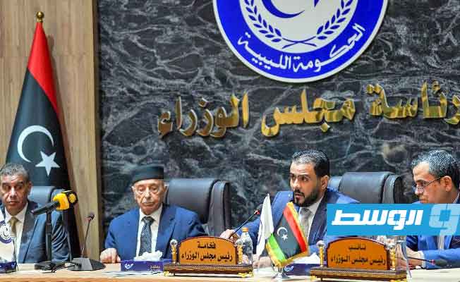 حكومة أسامة حماد تلوح بإعلان «القوة القاهرة» عبر القضاء