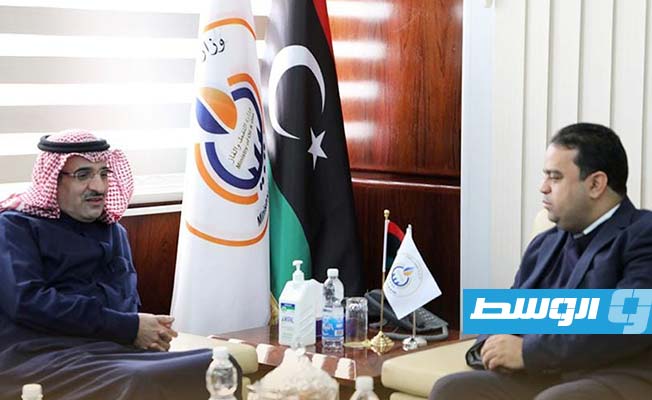 الوزير علي العابد يلتقي السفير السعودي لدى ليبيا. (صفحة وزارة العمل والتأهيل على فيسبوك)