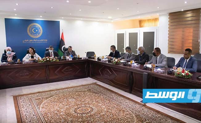 اجتماع وزراء حكومة الوحدة الوطنية مع بعثة الأمم المتحدة لتقصي الحقائق في ليبيا، في طرابلس، الثلاثاء 24 أغسطس 2021. (الخارجية الليبية)