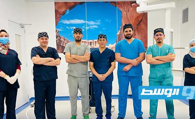 الفريق الطبي المشارك في أولى عمليات المفاصل الصناعية بمستشفى الهضبة منذ 10 سنوات (صفحة المستشفى على فيسبوك)