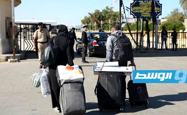 الحياة تعود على المعابر بين ليبيا وتونس بعد إغلاق سبعة أشهر