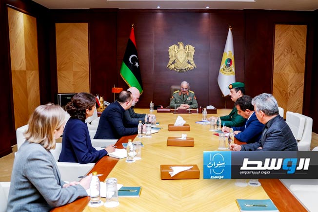 حفتر والسفير البريطاني في لقاء بمقر القيادة العامة ببنغازي، 19 مارس 2024. (القيادة العامة)