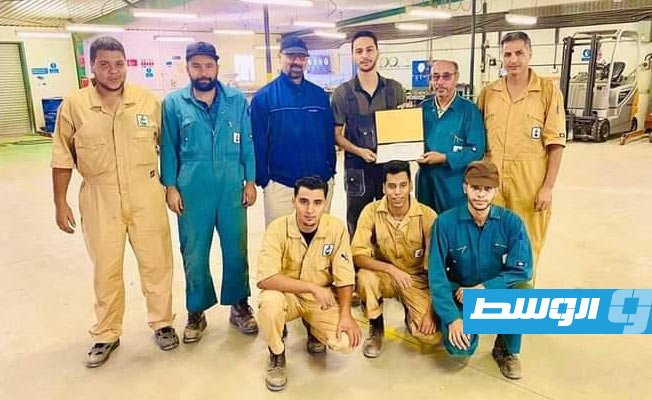 تكريم عمال وموظفون بشركة الخليج العربي للنفط بعد مساهمتهم في مشروع تطوير محركات ضواغط الغاز. (الشركة)