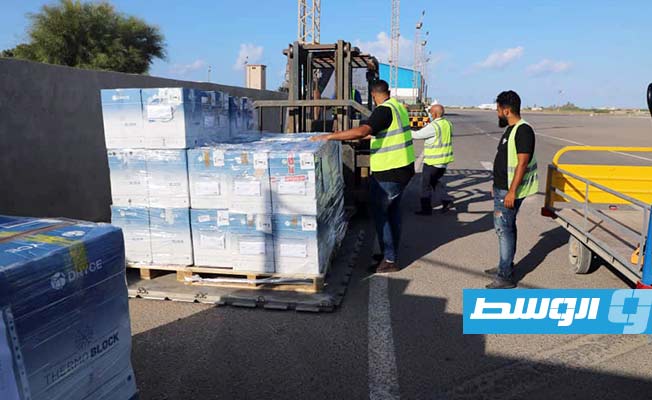 وصول شحنة جديدة من لقاحات أسترازينيكا للتطعيم ضد فيروس كورونا المستجد إلى مطار معيتيقة في طرابلس. (مركز مكافحة الأمراض)