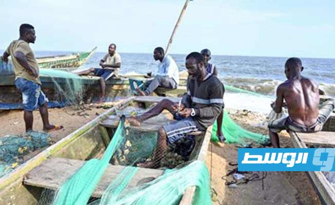صيادو ساحل العاج يلازمون الشاطئ للحفاظ على الثروة السمكية المتناقصة