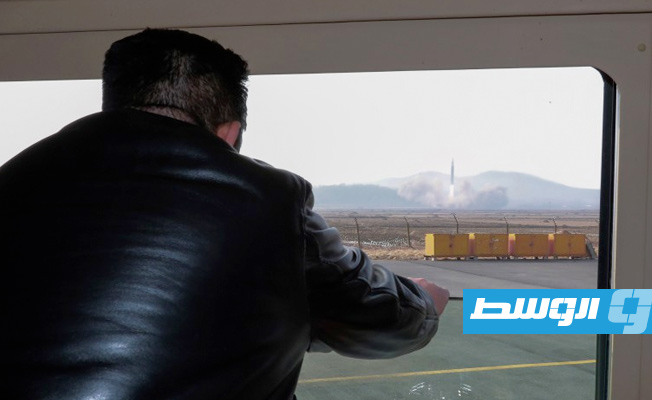 الزعيم الكوري الشمالي يتابع عملية إطلاق الصاروخ. (وكالة أنباء كوريا الشمالية)