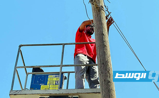 حملة إزالة توصيلات الكهرباء غير الشرعية في أجدابيا. (شركة الكهرباء)
