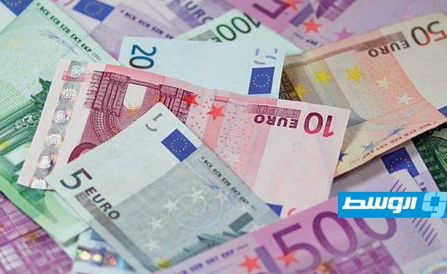 اليورو يتراجع مقابل العملات الرئيسية
