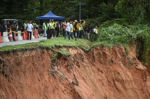 ارتفاع ضحايا انزلاق التربة في ماليزيا إلى 23 قتيلا