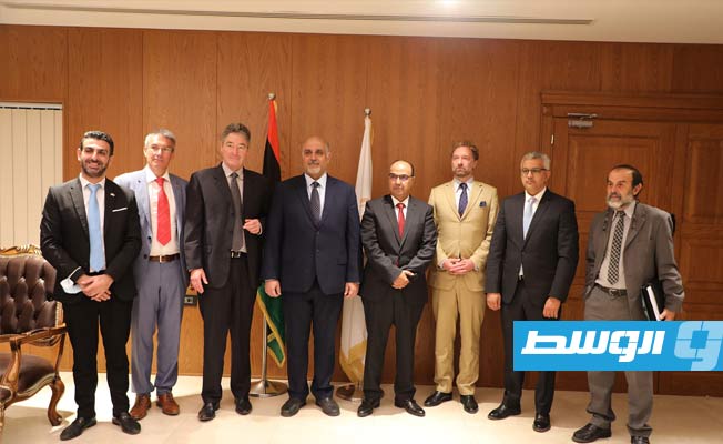 الحاضرين لاجتماع وزير التخطيط والسفير الألماني ببلدية بنغازي، الأربعاء 10 نوفمبر 2021. (بلدية بنغازي)