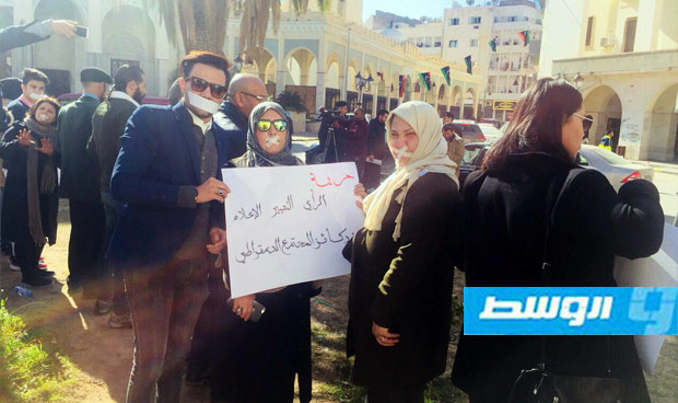 إعلاميون في بنغازي خلال وقفة احتجاجية ضد الانتهاكات بحقوق الصحفيين. (بوابة الوسط)