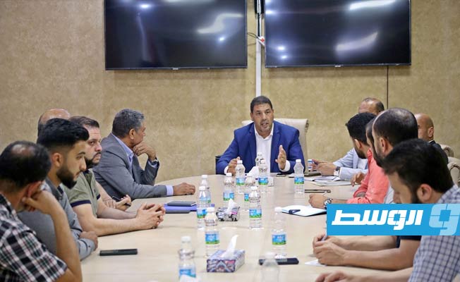اجتماع مسؤولون من الشركة العامة للكهرباء مع عمداء بلديات عين زارة وقصر بن غشير وحي الأندلس. (الشركة العامة للكهرباء)