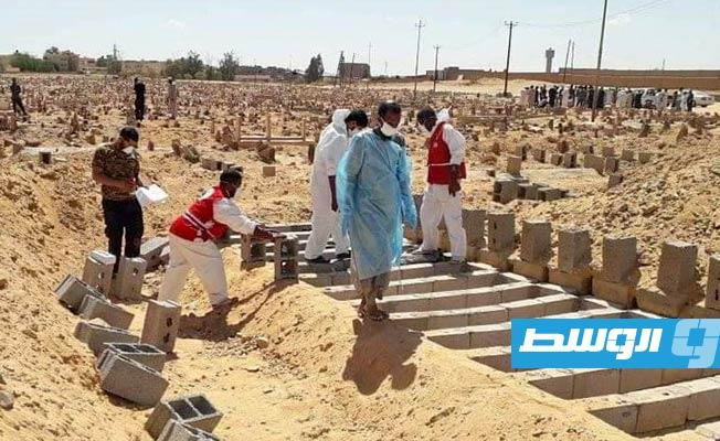 عملية دفن الجثامين بمقبرة الجديد في مدينة سبها. (جمعية الهلال الأحمر فرع سبها)