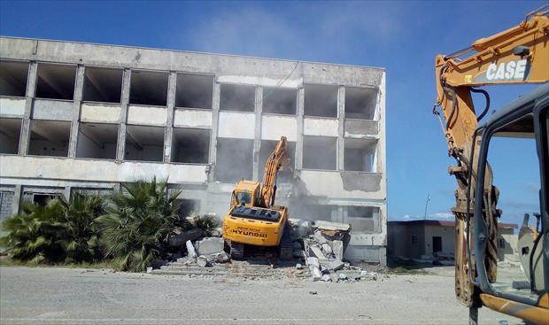 بالصور: بدء أعمال الإزالة لبعض المباني في كلية البنات العسكرية بطرابلس