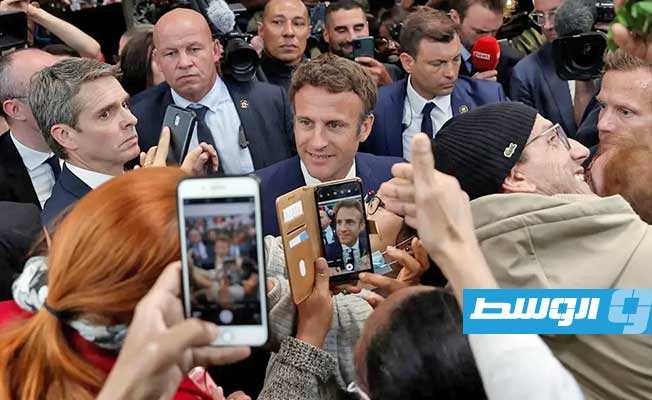 الرئيس الفرنسي إيمانويل ماكرون، في جولة ميدانية في سوق قرب باريس. (الإنترنت)