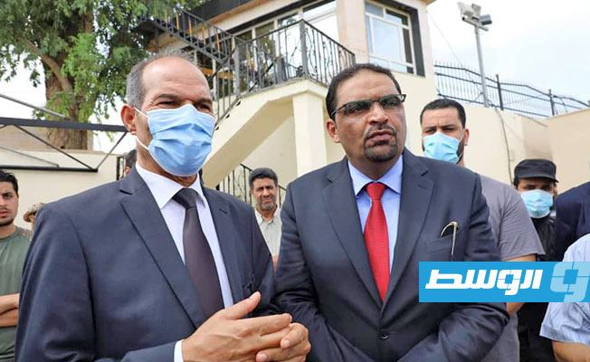 المستشار محمد عبدالواحد أثناء افتتاح قاعات لعقد جلسات المحاكم بسجن عين زارة الرئيسي. الاثنين 28 سبتمبر 2020. (وزارة العدل)