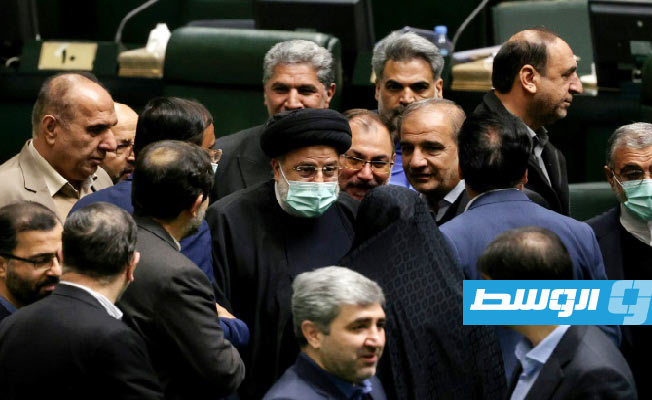 الرئيس الإيراني يضع مكافحة التضخم أولوية الميزانية الجديدة