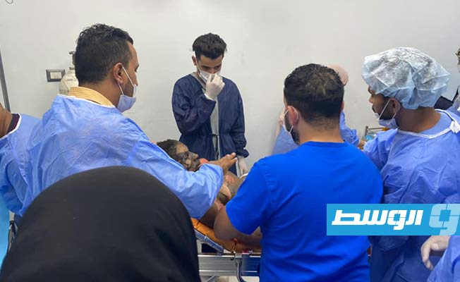 أحد المصابين في حادث بنت بية يتلقى العلاج فور وصوله مستشفى الحروق في طرابلس، الإثنين 1 أغسطس 2022. (وزارة الصحة)