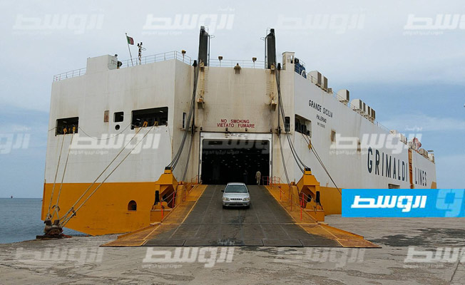 وصول باخرة تحمل 774 سيارة مستعملة إلى ميناء البريقة البحري