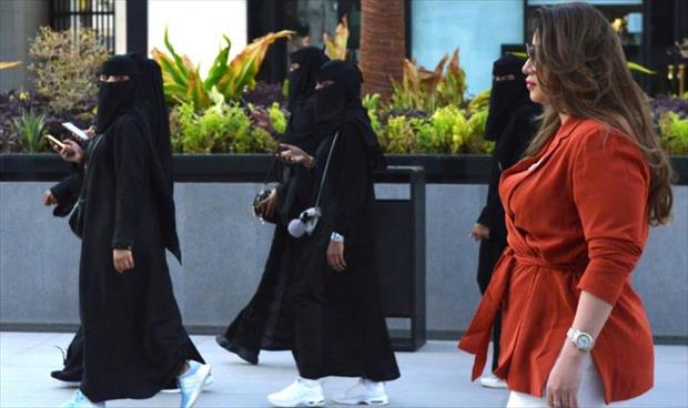 سعوديات يغامرن بالتجول دون العباءة السوداء