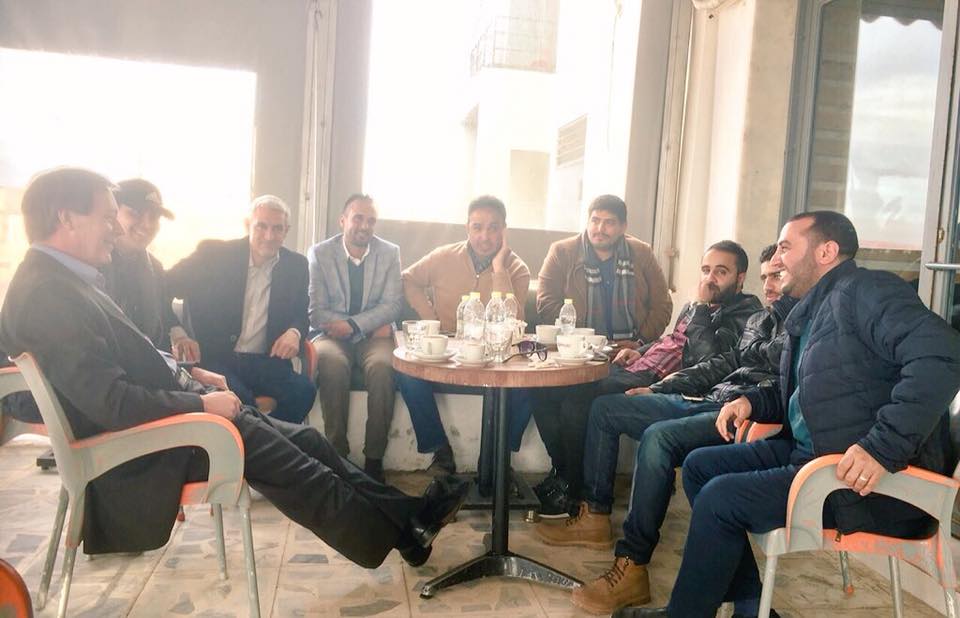 السفير البريطاني يلتقي عددًا من الليبيين في مقهى بطرابلس
